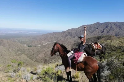 Vive los andes en mendoza con un paseo a caballo, comparte mate con locales y disfruta un asado a la leña con vino. incluye traslado y guía local.