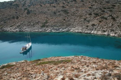 Saia de heraklion rumo à ilha de dia em um passeio de vela em grupo pequeno. nade, faça snorkel e aproveite um almoço orgânico fresquinho a bordo. inclui traslado e equipe local.