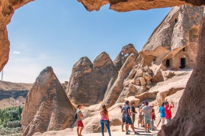 Descubre la frescura de la ciudad subterránea de derinkuyu, recorre el valle de ihlara y disfruta las vistas salvajes de cappadocia. incluye almuerzo, entradas y recogida en hotel.