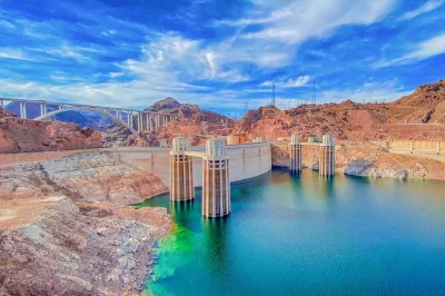 Disfruta del aire del desierto en hoover dam, toma fotos en seven magic mountains y observa ovejas salvajes cerca de lake mead, con recogida en hotel y ambiente amigable en grupo pequeño.