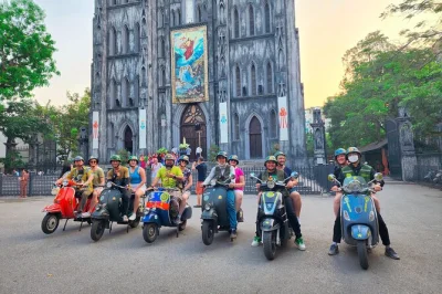 Siente el ritmo de hanoi en vespa: callejones secretos, café en train street, el icónico puente long bien y comida callejera con guía local. incluye recogida, degustaciones y bebidas.
