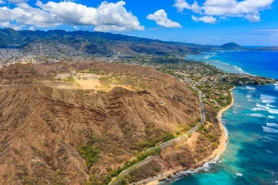 Découvrez la randonnée guidée de diamond head depuis waikiki avec transfert hôtel, eau en bouteille et conseils locaux. partez pour une balade facile et mémorable.