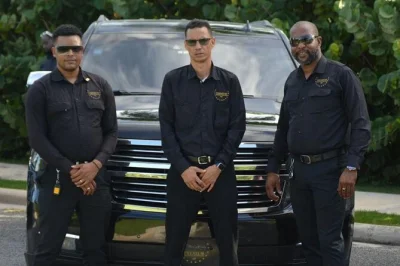 Chegue em punta cana e evite filas de táxi com um transfer privado vip para hotéis em uvero alto. encontre seu motorista, relaxe em um suv de luxo, com serviço de busca incluso.