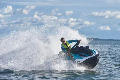 Vivi il vento in faccia con un tour in jet ski al tramonto a darwin, passa accanto a mindil beach, goditi la città dorata all’ora d’oro e rilassati con musica e drink inclusi.