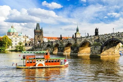 Comienza tu día en praga con un tour privado a pie: descubre ciudad vieja, el barrio judío, el puente de carlos y el castillo de praga con guía local y recogida en hotel incluida.