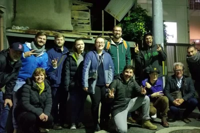 Scopri osaka nascosta con un tour serale tra vicoli, quartieri retrò e il quartiere a luci rosse, con assaggi di street food e cena opzionale in izakaya.