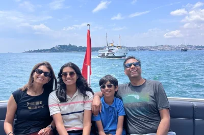 Erlebe istanbul vom wasser aus auf einer bosporus-yacht-tour, überquere kontinente, genieße kanlica-joghurt und bewundere paläste vom boot aus. inkl. abholung & snacks.