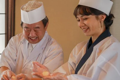 En kyoto, aprende a hacer nigiri sushi con un chef profesional, descubre su historia y disfruta tus creaciones con té verde y sopa akadashi. incluye vestimenta de chef.