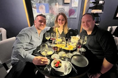 Descubra os sabores de ponta delgada neste tour noturno de comida e vinho nos açores. grupo pequeno, todas as degustações inclusas, com histórias de guias locais.