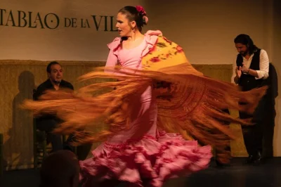 Disfruta del espectáculo flamenco en madrid en el histórico tablao de la villa, una mansión del siglo xix, con vistas de cerca, opción de cena y bebida incluida.