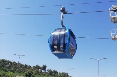 Descubra agadir com passeio de teleférico até kasbah oufella, prove óleo de argan e explore o vibrante souk el had. inclui traslado e guia local.