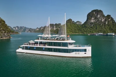 Descubre la bahía de halong y lan ha con jadesails: kayak, baño, paseo en bote por cuevas y almuerzo a bordo. incluye recogida y guía local.