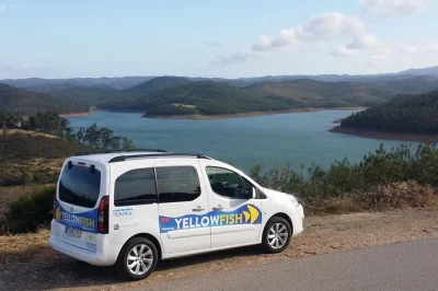 Disfruta del algarve con un traslado privado desde el aeropuerto de faro a albufeira. encuentra a tu conductor en llegadas, viaja cómodo y con espacio flexible para tu equipaje.