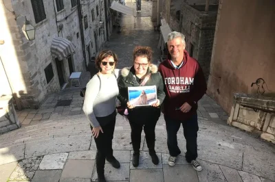 Erkunde dubrovniks altstadt bei einer privaten game of thrones tour mit fans und ehemaligen statisten. entdecke drehorte, spannende hinter-den-kulissen-geschichten und mach ein foto auf dem eisernen t