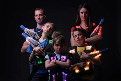 Berlin, la plus grande arène de laser tag vous attend pour 3 parties intenses. idéal anniversaires, team building ou sorties entre amis. matériel fourni, accessible à tous.