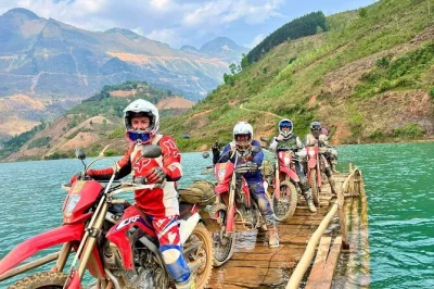 Explore o ha giang loop de moto, atravesse o passo ma pi leng, conheça famílias locais e fique em quartos privativos. inclui transfer, refeições e guia em inglês.