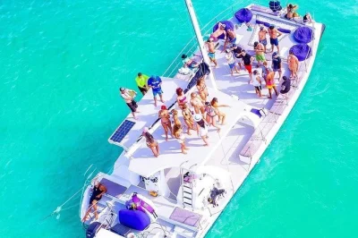 Curta o caribe em um passeio de snorkel em punta cana com música, open bar, frutas frescas e festa na piscina natural. inclui transporte do hotel e equipe local animada.