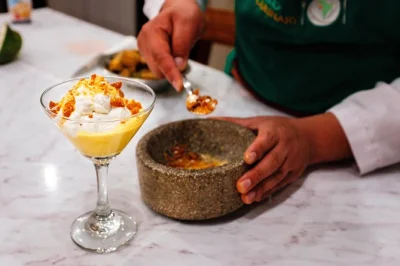 Explore o mercado san pedro em cusco, prove frutas típicas e aprenda a preparar um menu peruano vibrante com um chef local. ingredientes e pisco sour inclusos.