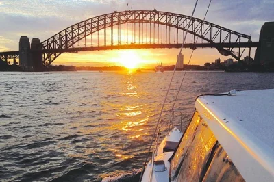 Disfruta de un crucero tranquilo al atardecer en sydney harbour con vistas a la Ópera, bebidas propias y tabla de picoteo. recogida junto al agua y tripulación amable incluida.