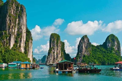 Descubre la bahía de halong en un tour privado desde hanoi con paseo en kayak o barco de bambú, visita a cuevas y almuerzo con mariscos frescos. incluye recogida en hotel.