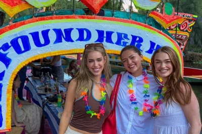 Découvrez les canaux colorés de xochimilco en dégustant tequila, cocktails de mezcal, brunch mexicain et musique live. boissons, repas et prise en charge par guide local inclus.