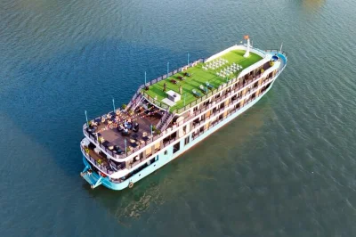 Crucero por la bahía de lan ha desde hanoi con kayak, visita a cuevas y clase de cocina. incluye recogida en hotel, comidas completas, camarote con balcón privado y guía local. reserva ya.