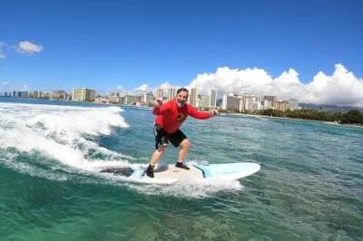 Vivez les vagues de waikiki avec des cours de surf privés ou en groupe, tout le matériel fourni. navette incluse, moniteurs sympas et ambiance hawaïenne décontractée.