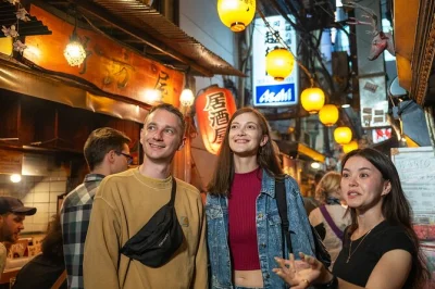 Descubra os becos de shinjuku com guia local, provando 15 pratos japoneses e 3 drinks em 4 restaurantes únicos de tóquio. assentos reservados e ponto de encontro fácil.