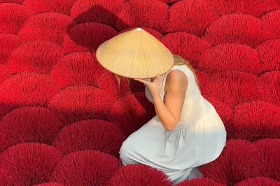 Descubre los pueblos artesanales de hanoi: observa el secado del incienso en quang phu cau, aprende a hacer sombreros cónicos y captura fotos increíbles. incluye recogida y guía.