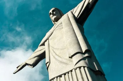 Erlebe rio mit privatem guide: zugfahrt zum christo redentor, spaziergang durch santa teresa und atemberaubende aussicht vom zuckerhut. flexible stopps & hoteltransfer inklusive.