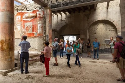 Erkunde herculaneums antike straßen mit einem privaten archäologen. entdecke gut erhaltene mosaike, holztüren und lebendige wandmalereien bei einer expertenführung.