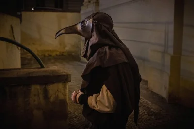 Scopri praga nel 1715 con un vero medico della peste, esplora piazza della città vecchia, il convento di sant’agnese e angoli nascosti. include foto di gruppo finale.