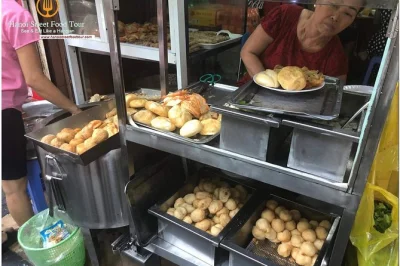 Descubre el old quarter de hanoi con un guía local, probando 8 platos callejeros, bebidas típicas y café con huevo. incluye guía en inglés y opciones fáciles de recogida.