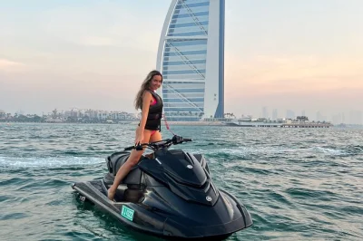 Découvrez dubai en jet ski jusqu’au burj al arab, prenez des photos avec votre guide et profitez des installations sur place. Équipement de sécurité et photos numériques offertes inclus.