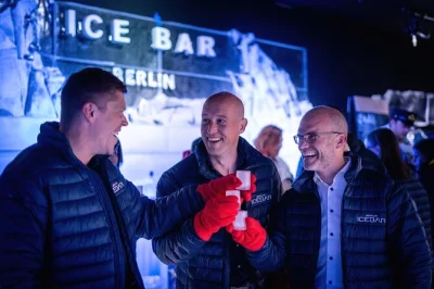 Descubre el icebar de berlín: disfruta de bebidas en vasos de hielo, cóctel de bienvenida y abrígate con chaquetas y guantes incluidos.