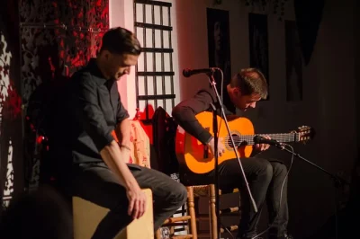 Sevilha, arenal: viva um show de flamenco intimista, pertinho dos artistas, com encontro exclusivo, fotos e brinde especial. acessível para cadeirantes.