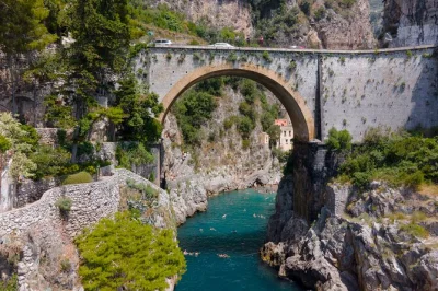 Embarquez sur un gozzo traditionnel à amalfi pour une balade en petit groupe—baignez-vous sous les falaises, déjeunez à la gavitella à praiano et flânez dans les ruelles de positano. boissons i
