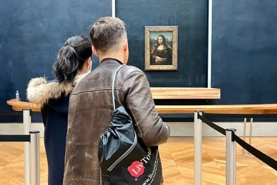 Sinta a energia do louvre em grupo pequeno, veja a mona lisa de perto e ouça histórias reais com guia local. inclui ingresso e tour guiado especializado.