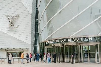 Evite filas na fundação louis vuitton em paris, explore o jardin d’acclimatation com guia local e aproveite acesso rápido a exposições incríveis.