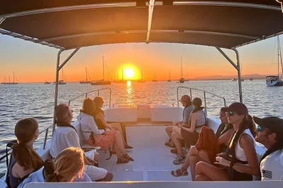 Disfruta del atardecer en la ría formosa desde un barco, prueba almejas frescas en la isla culatra y viaja con transporte privado y guía local—incluye agua y mapas informativos.