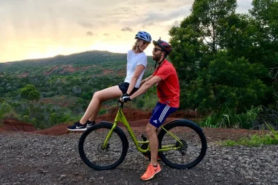 Scopri l’emozione di un tour in bici in discesa nel waimea canyon con guide locali, soste per storie e scorci nascosti. concludi con il tramonto a kekaha beach. include bici, attrezzatura e bevande.