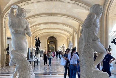 Explore o museu do louvre em paris com guia particular, ingressos com hora marcada e histórias fascinantes por trás das obras. evite filas e personalize seu roteiro.