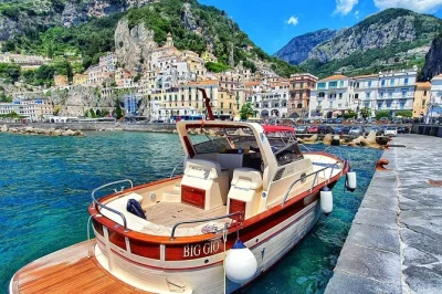 Desde sorrento, disfruta un tour en barco por la costa amalfitana con paradas para nadar, tiempo libre en amalfi y positano, prosecco, snacks y traslado incluido.