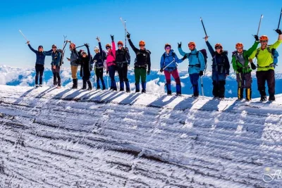Erlebe die hitze, knackendes eis und spannende geschichten bei der geführten villarrica vulkan-tour ab pucón. inklusive ausrüstung, profi-guide, privatem transport und versicherung.