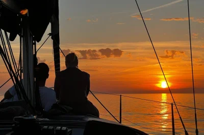 Erlebe die frische meeresbrise bei einer marbella sonnenuntergangs-segeltour ab puerto banus mit getränken, snacks und musik. entspanne, während sich der himmel verfärbt – jetzt platz sichern.