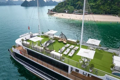 Navega por la bahía de halong en un crucero premium con jacuzzi, explora la cueva sorprendente, haz kayak o paseo en bote de bambú en la cala luon, sube a la isla titop y disfruta de un buffet inclu