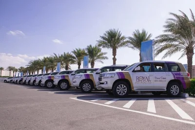 Découvrez les dunes rouges de dubai, savourez un buffet bbq sous les étoiles et profitez de spectacles vivants. transfert hôtel, balade à dos de chameau et guide local inclus.