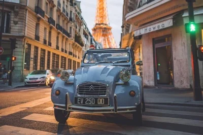 Erlebe paris im kultigen 2cv mit privatem guide, französischer musik und abholung vom hotel. entdecke montmartre, place de la concorde und geheime winkel in nur 2 stunden.