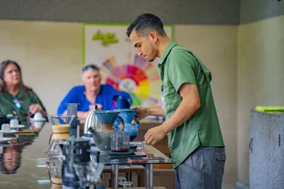 Desperte seus sentidos perto do vulcão arenal—faça chocolate artesanal, prove café fresco da costa rica e conheça produtores locais. inclui transfer e guia.