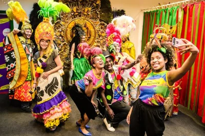 Erlebe den karneval in rio hautnah – backstage bei grande rio, paradekostüme anprobieren und samba-schritte mit einem lokalen guide lernen. inklusive begrüßungs-caipirinha.